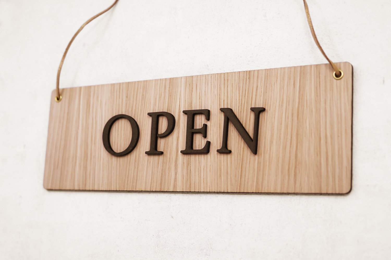 3D Open / Closed skilt i træ