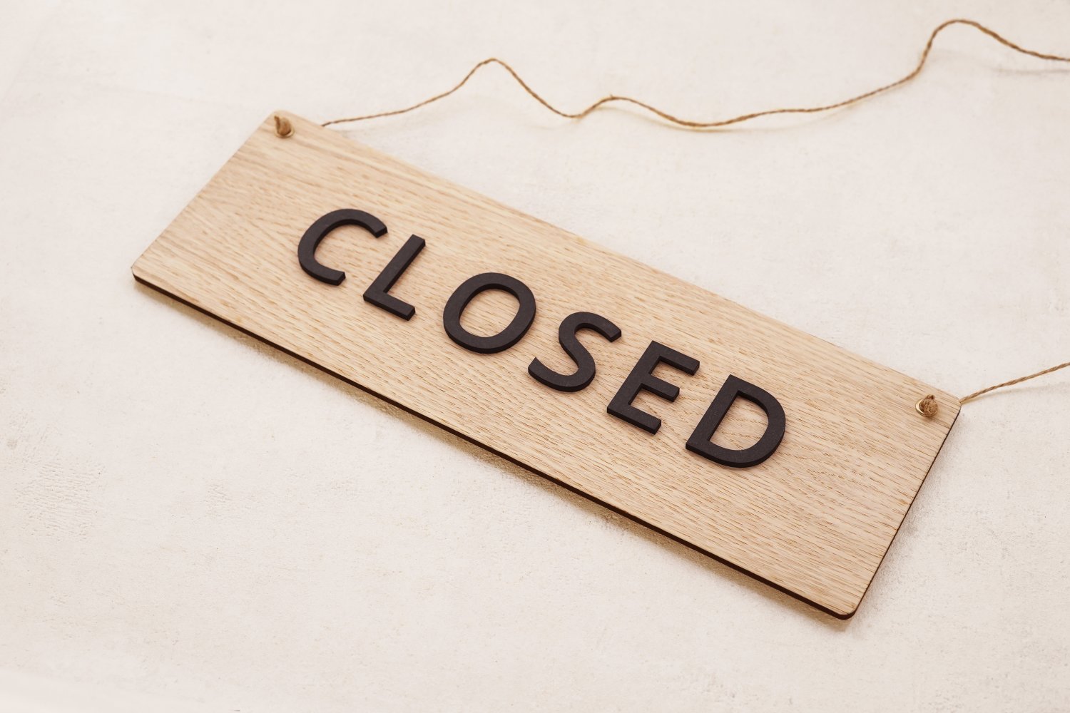 3D Open / Closed skilt i træ