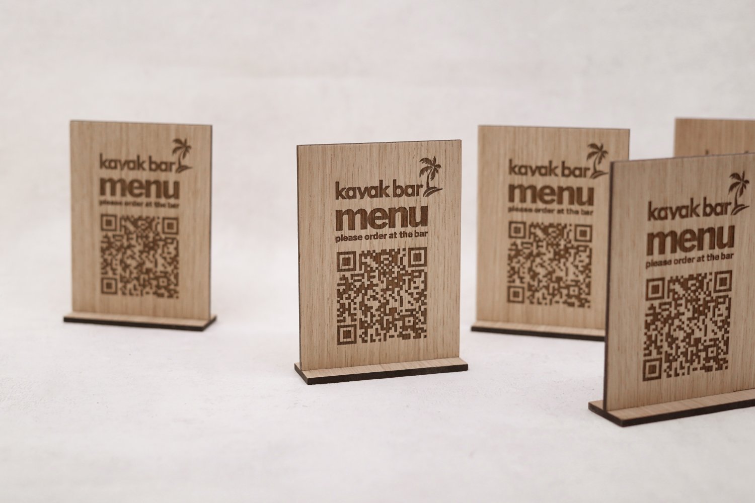 Infoskilt med QR-kode i træ til restaurant