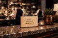 Barskilt i træ til restaurant