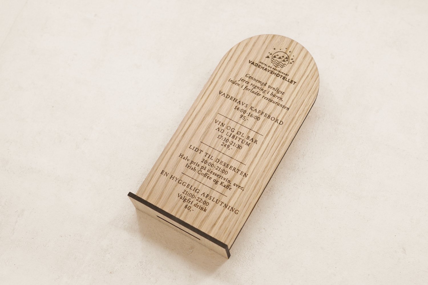 Snackskilt i træ med bue til baren