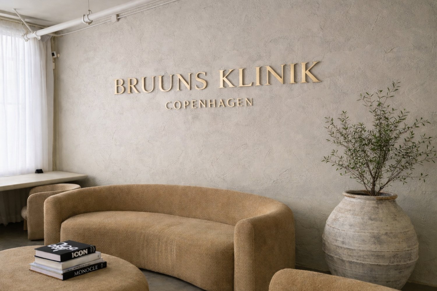 Udskårne guld bogstaver til væg