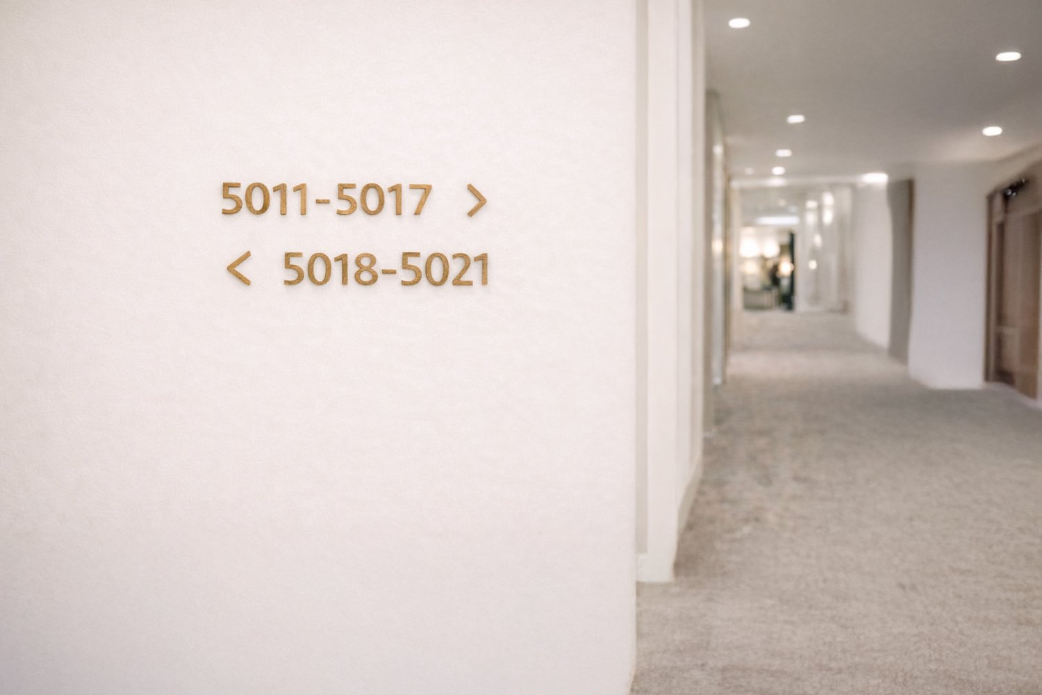 Udskårne værelsesnumre i træ til hotel