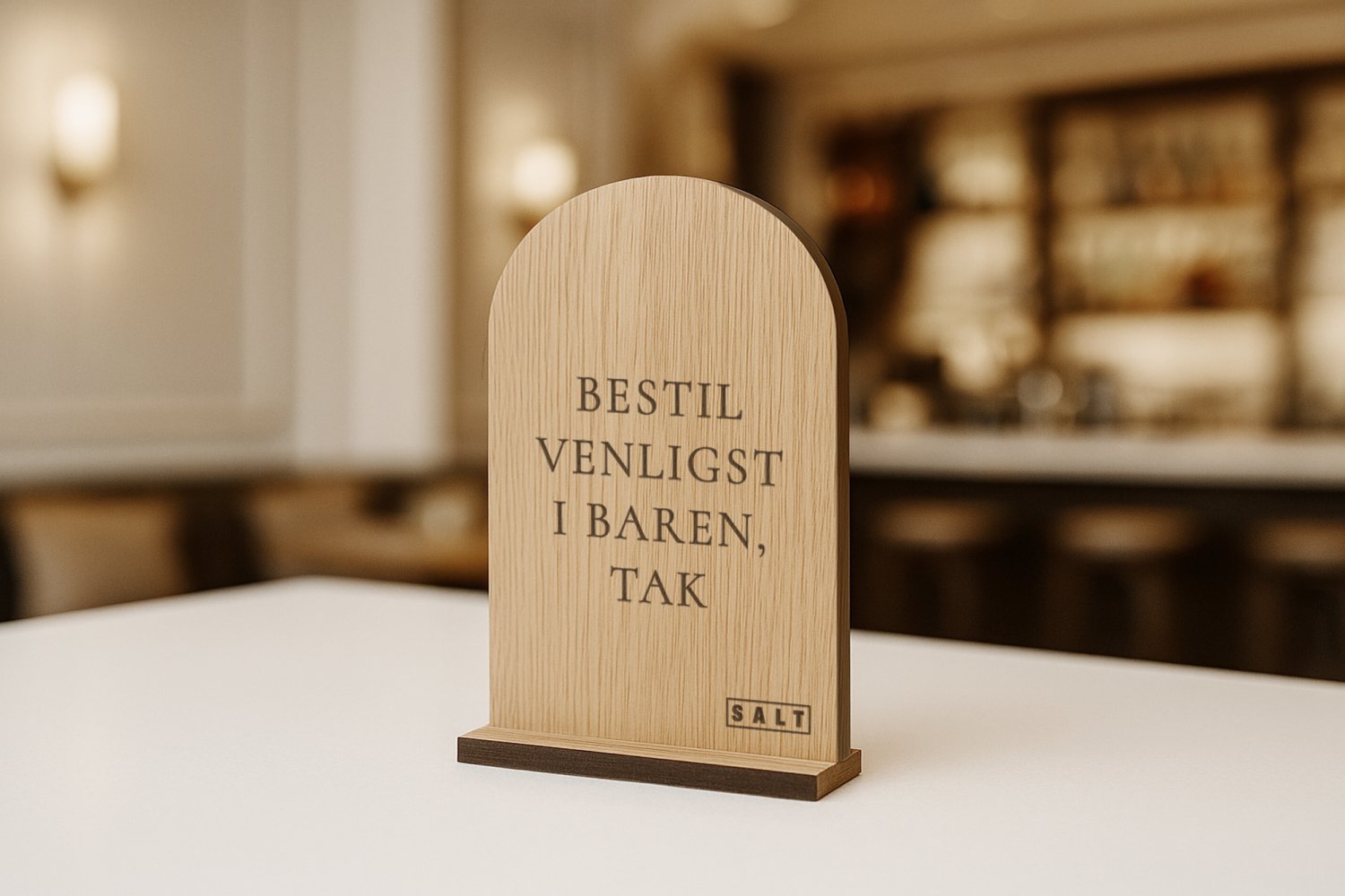 Barskilt i træ med bue til baren