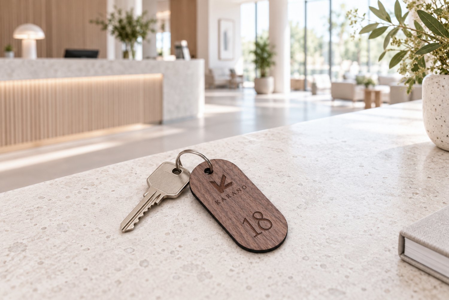 Hotel nøgleringe i træ med dobbeltbue