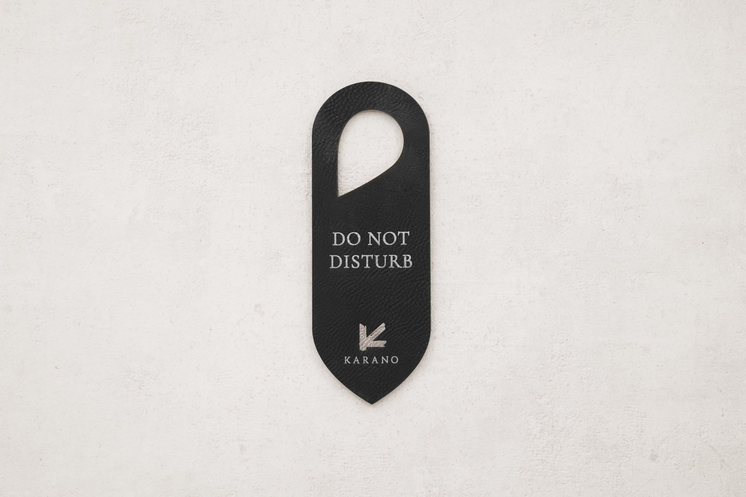 Dørhanger "Do not disturb" i læder med sølvskrift