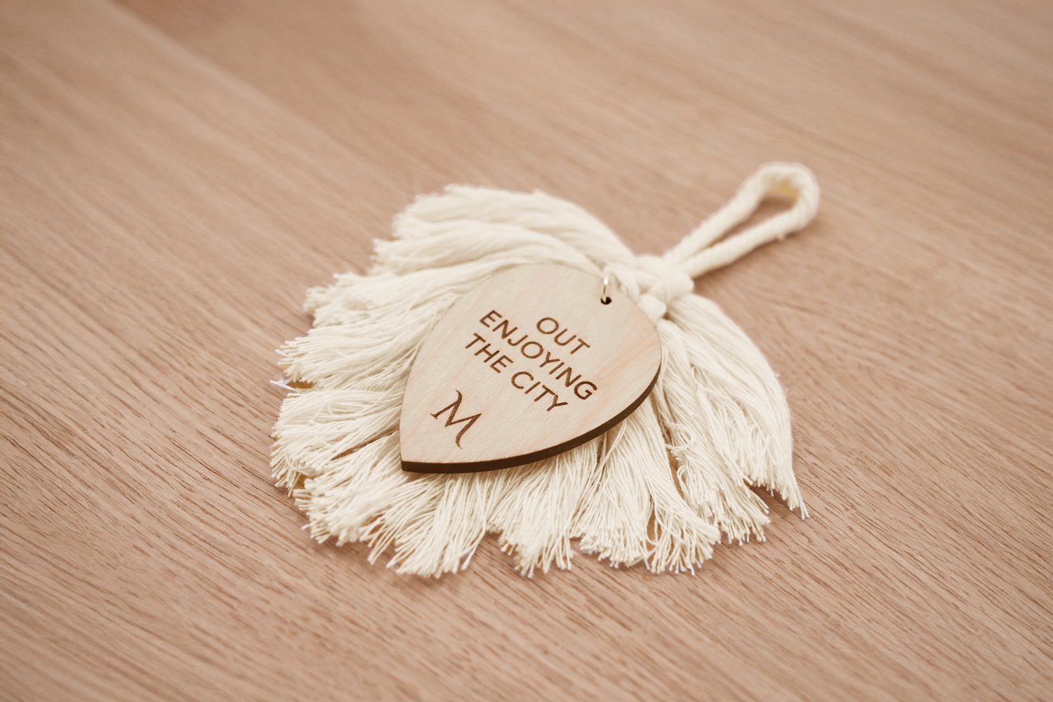 Dørhængere af garn med trævedhæng til hotelværelser