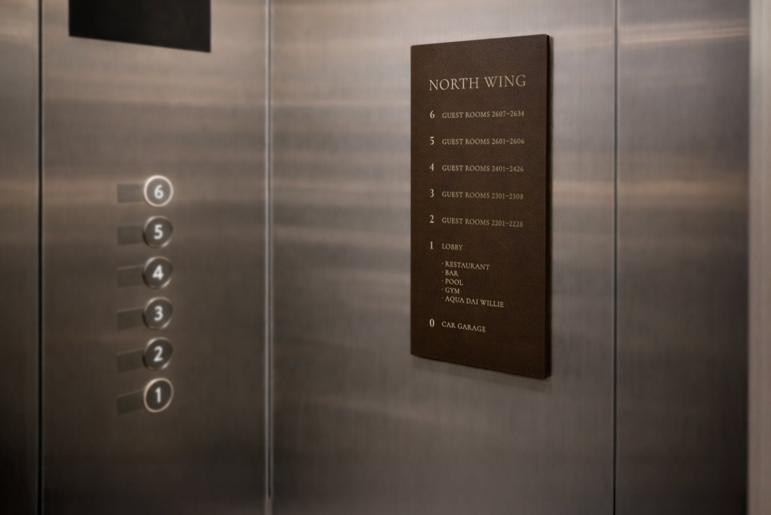 Elevatorskilt i læder med guldskrift