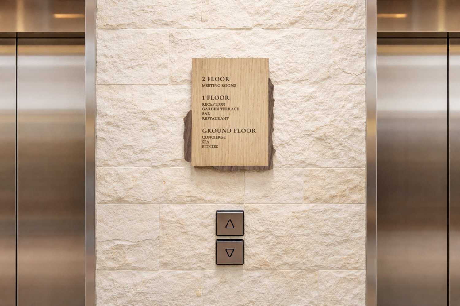 Organiske etageskilte i trælag til hotel