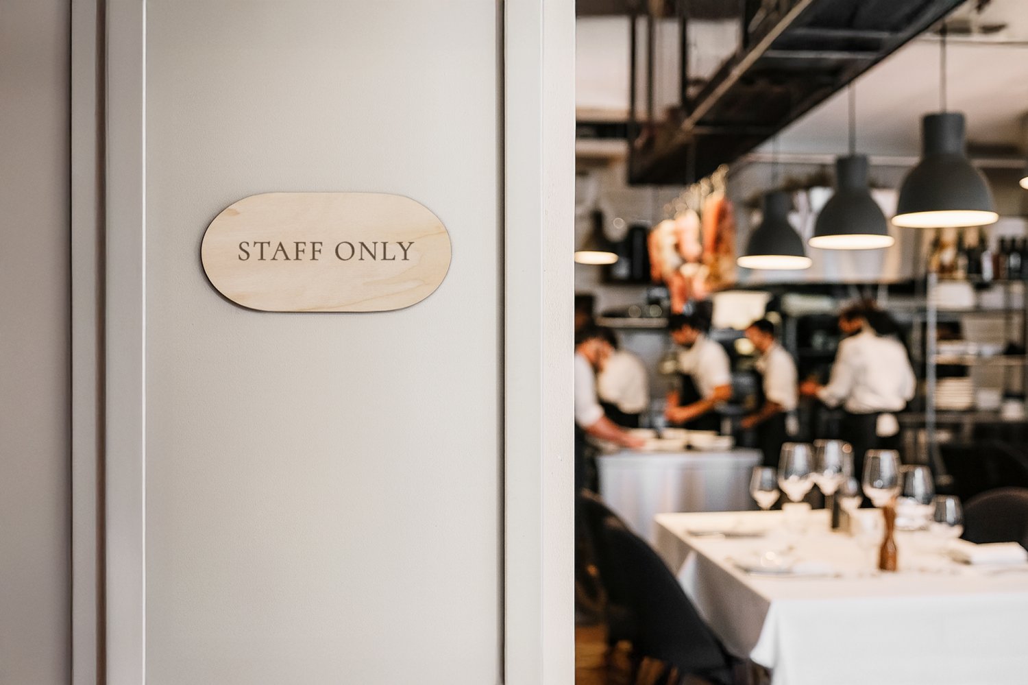 Infoskilt til væg med buer til restaurant & hotel