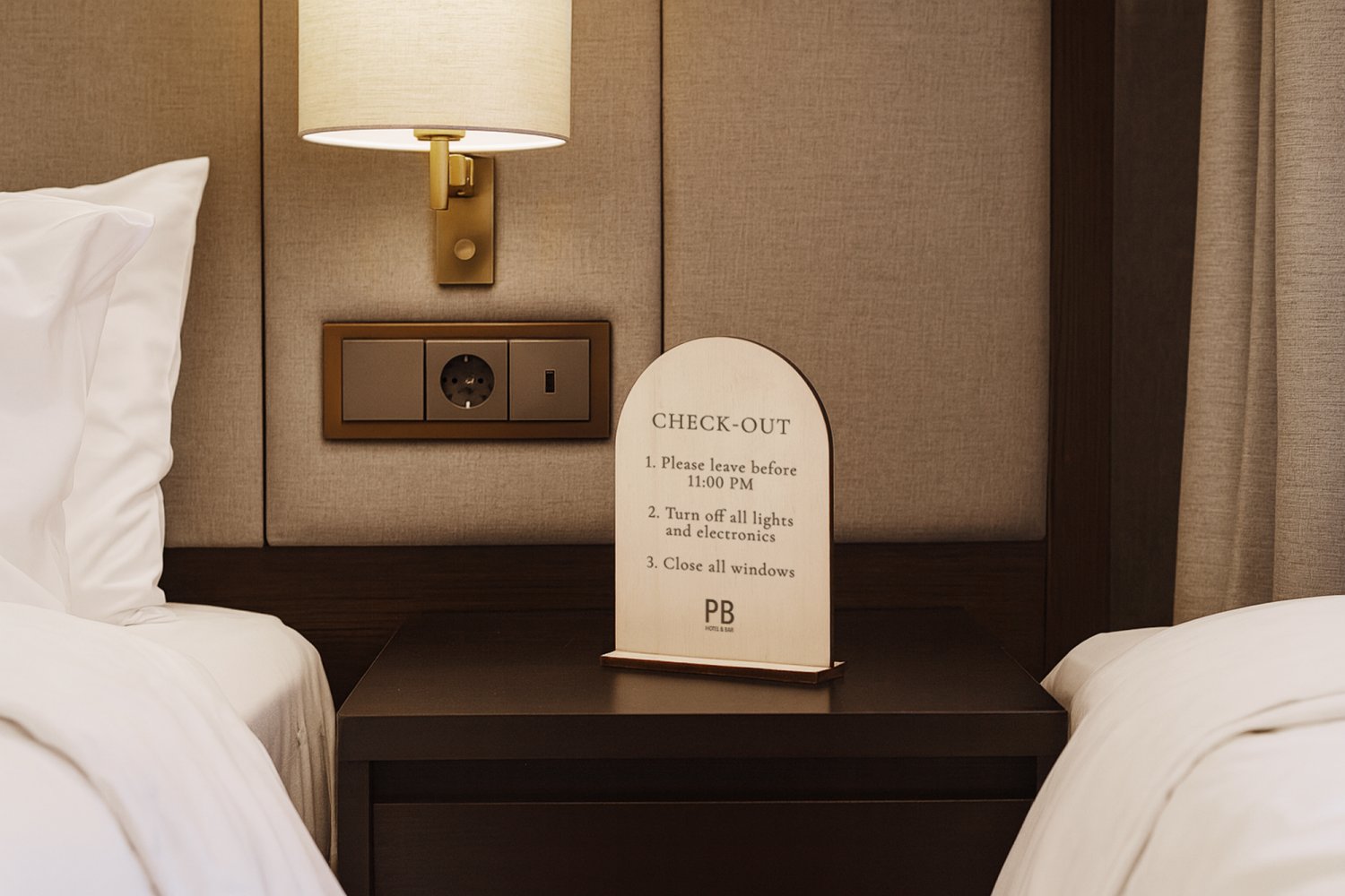 Infoskilte til hotelværelser med bue