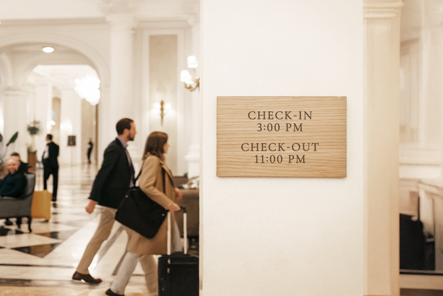 Infoskilt til væg i træ til hotel