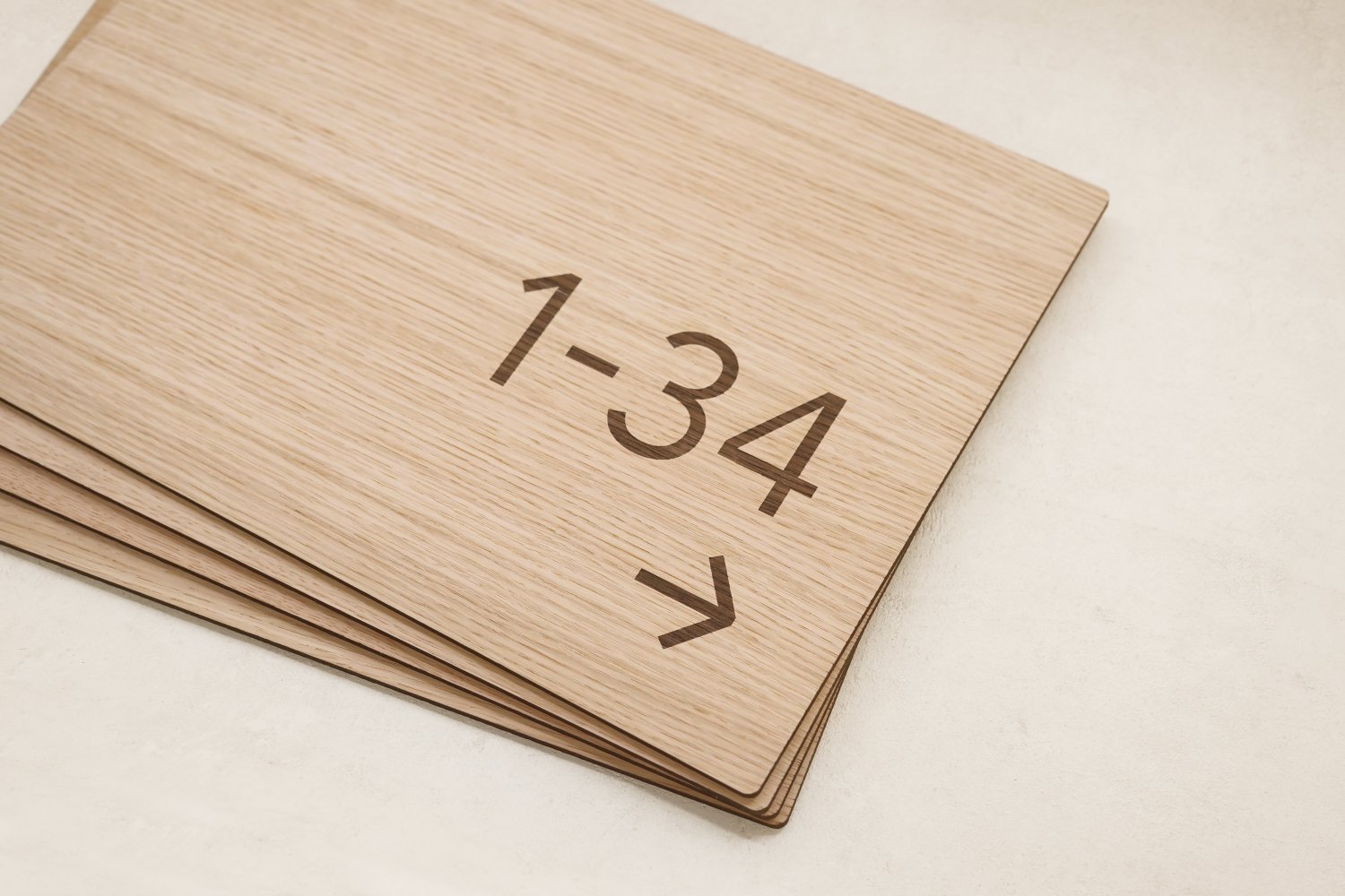 Vandret retningsskilt i træ til hotel