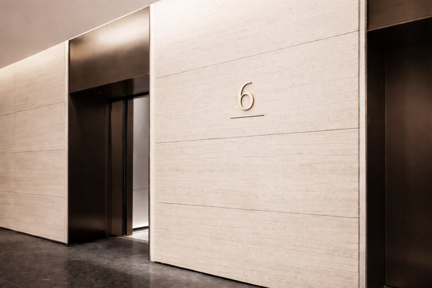 Udskåret etage nummer i guld til hotel