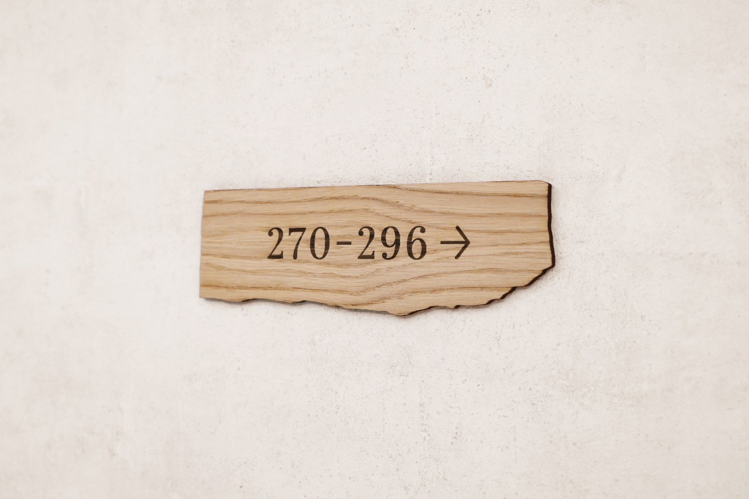 Stor organiske retningsskilte i træ til hotel