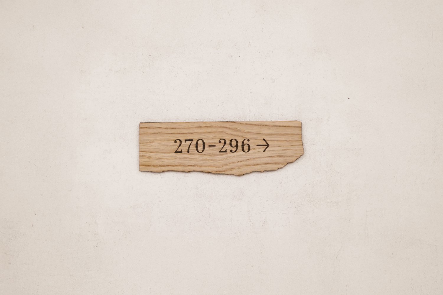 Organiske retningsskilte i træ til hotel