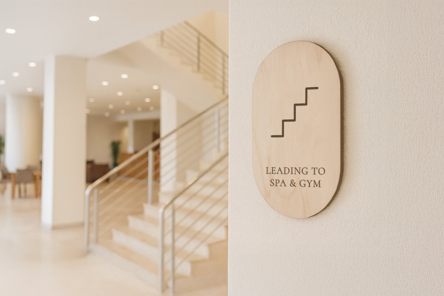 Retningsskilt til hotel ved trapper