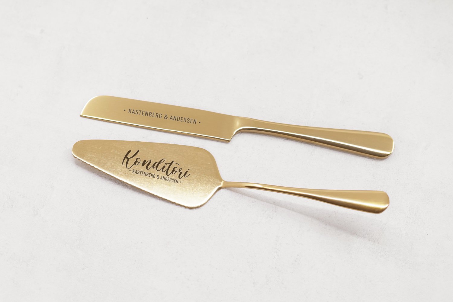 Graveret kagespade og kagekniv med logo