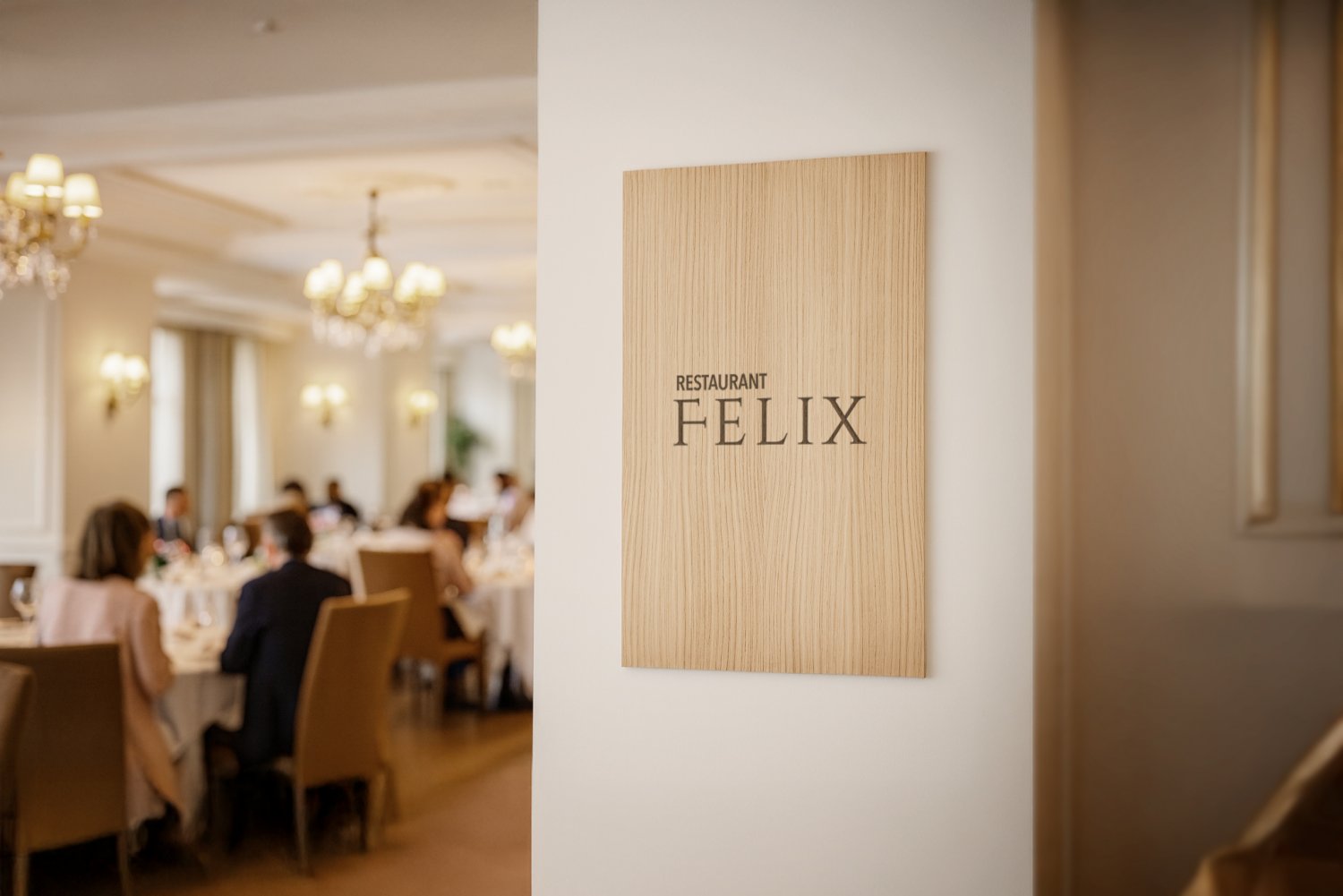 Stort logoskilt i træ