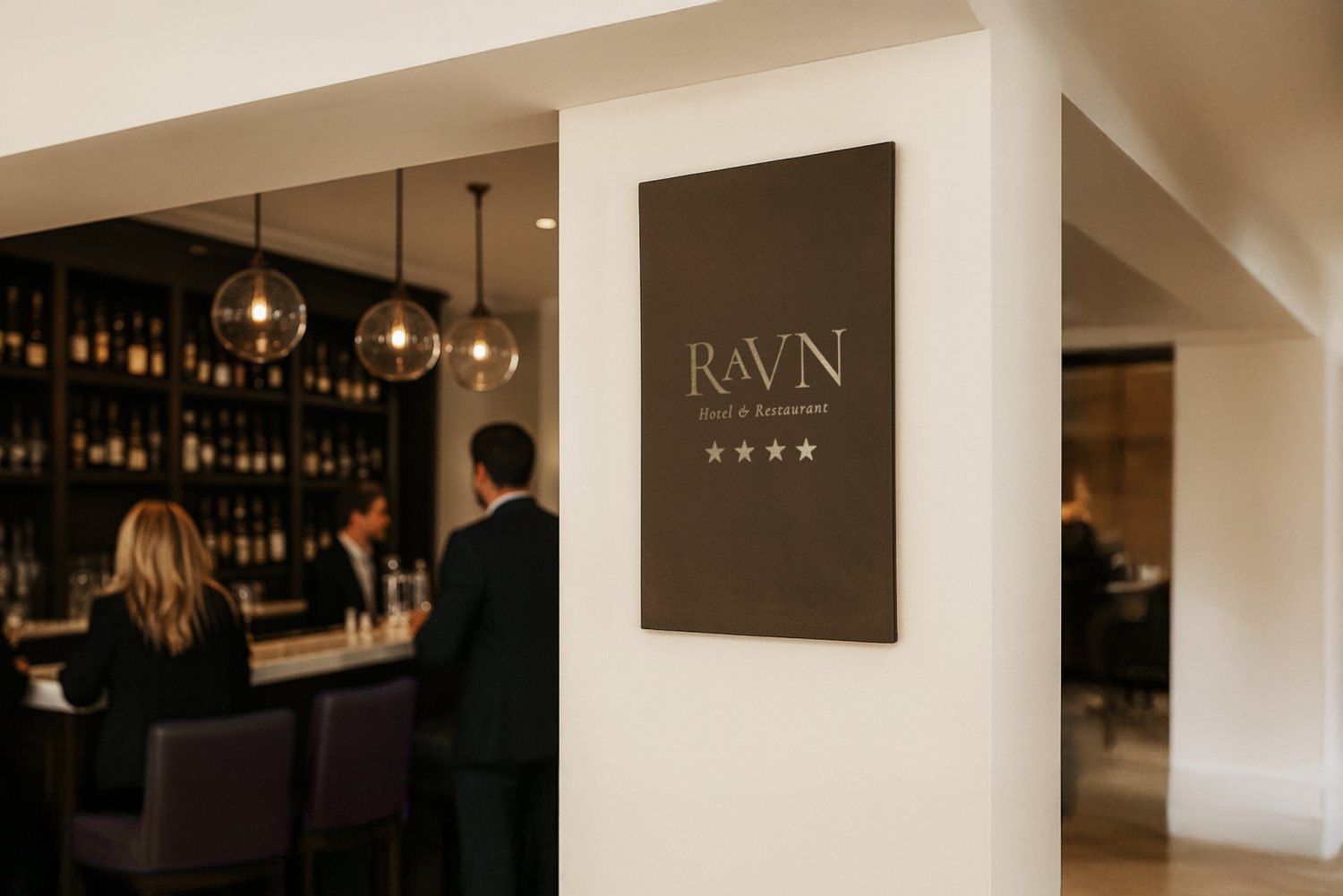 Logoskilt i læder med guldskrift