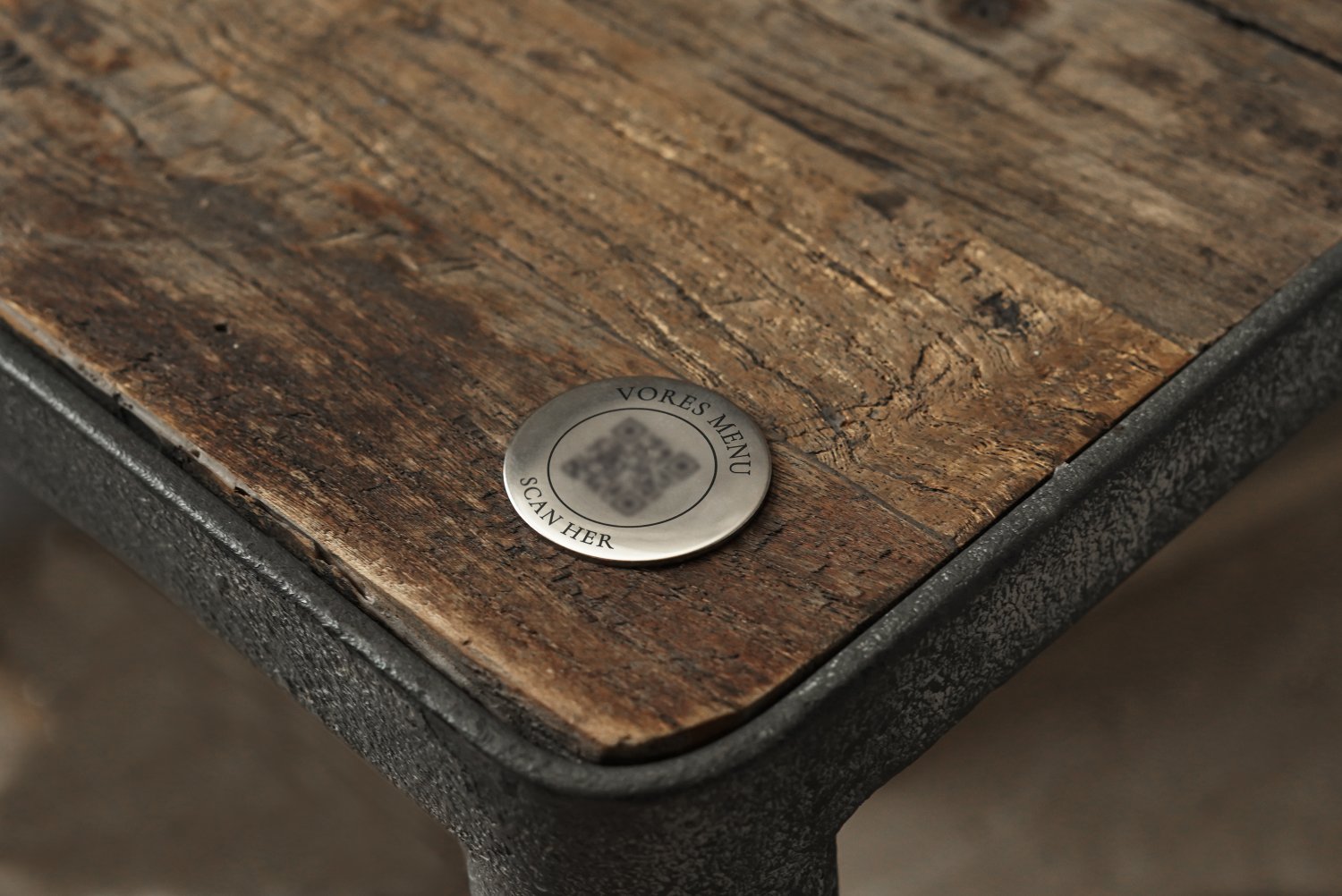 Runde restaurant skilte med QR-kode i metal