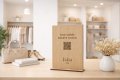 Lodret QR-skilt i træ til butik