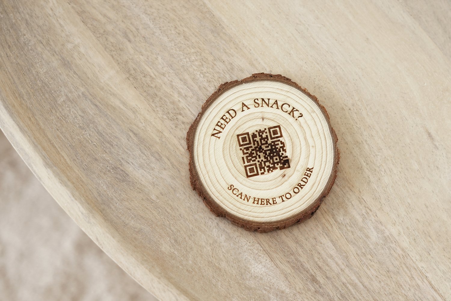 Træskiver med QR-koder til hotel