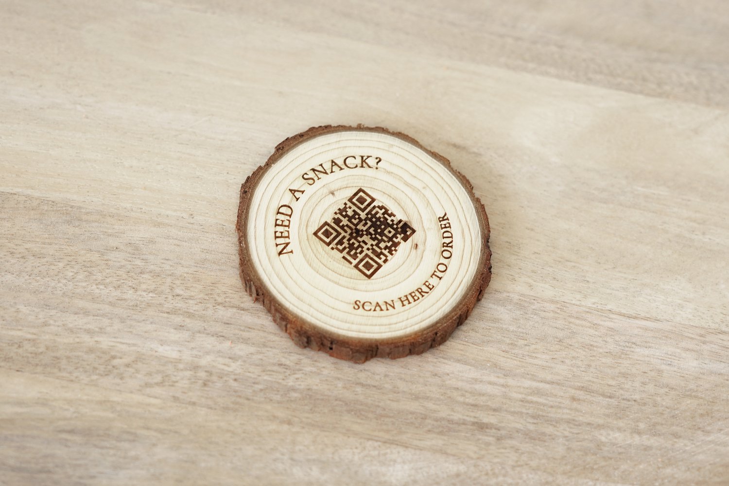Træskiver med QR-koder til hotel