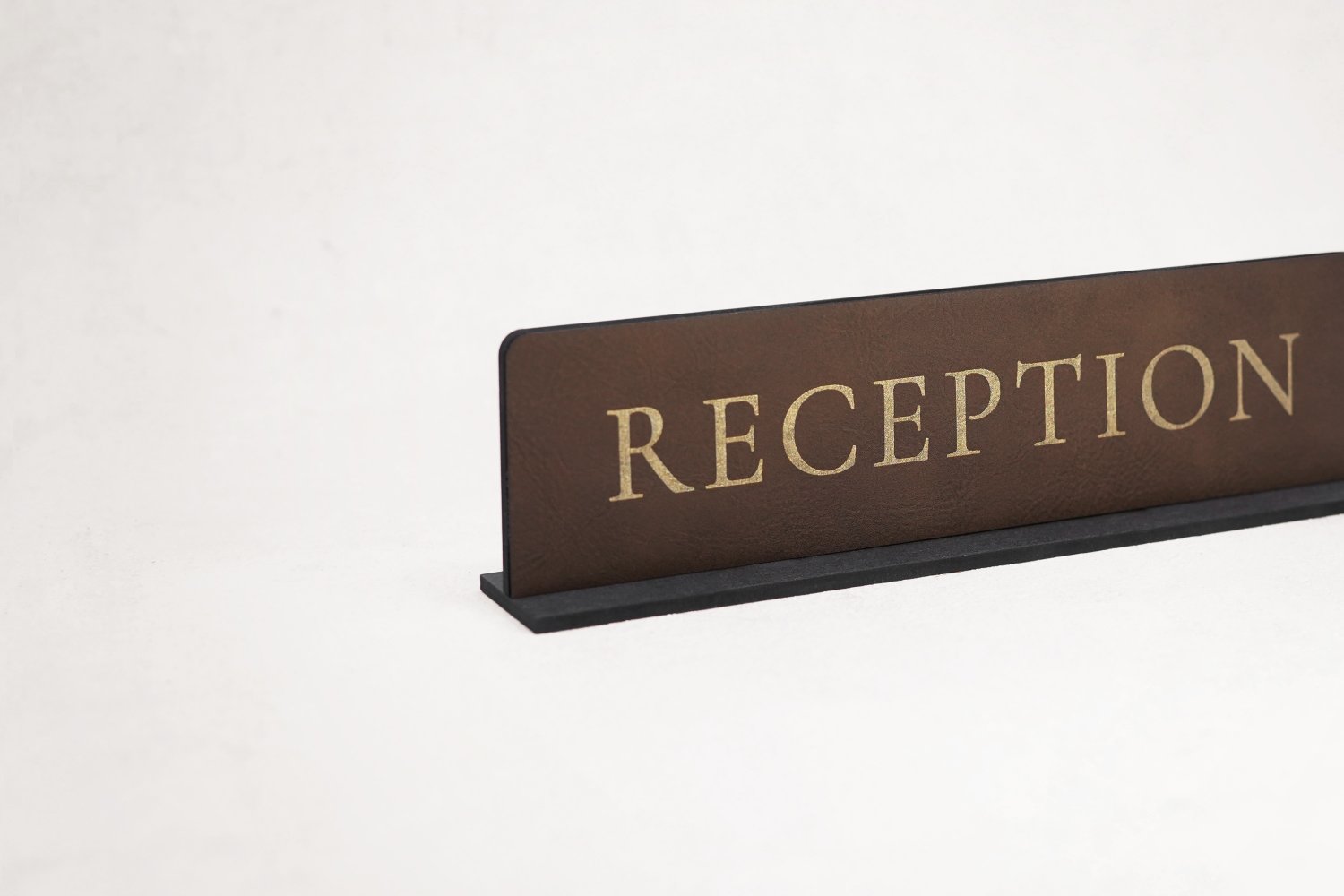 Receptionsskilt i læder med holder til hotel