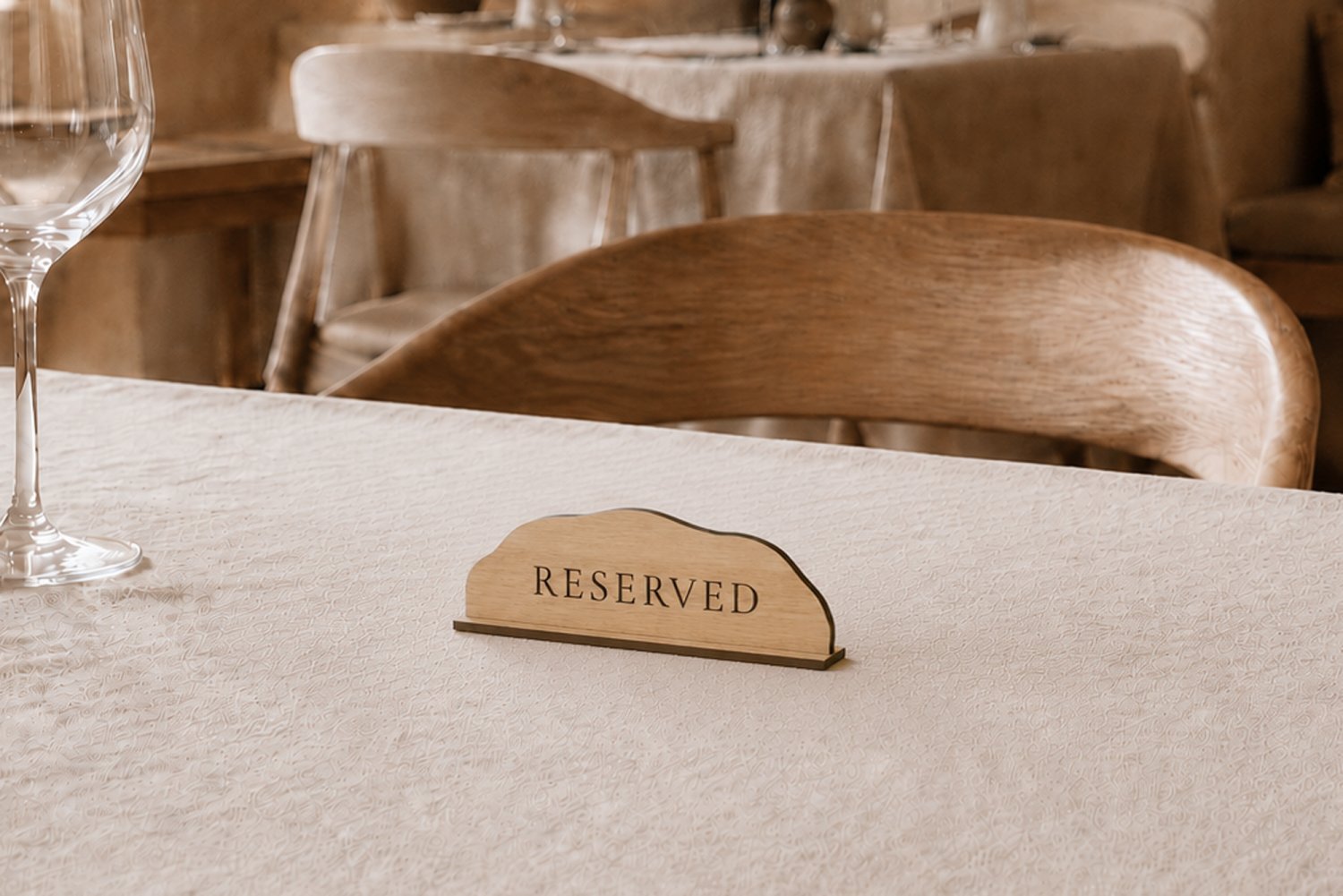 Små organiske reservationskilte i træ