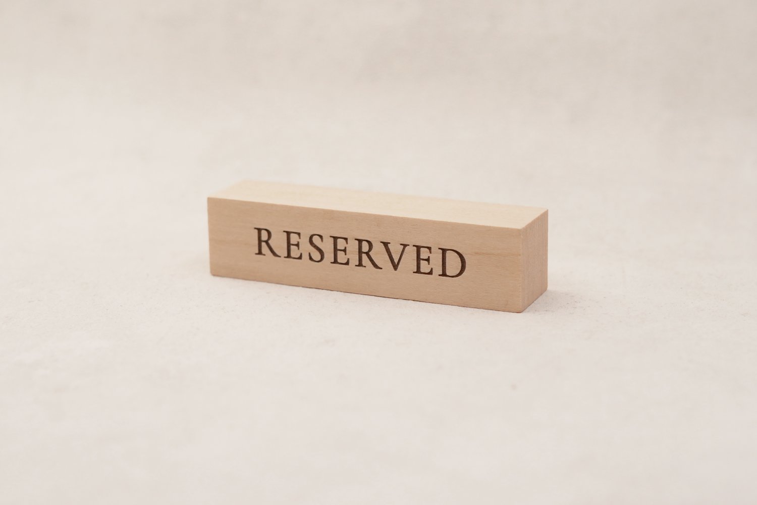 Massive reservationskilte i træ til restaurant