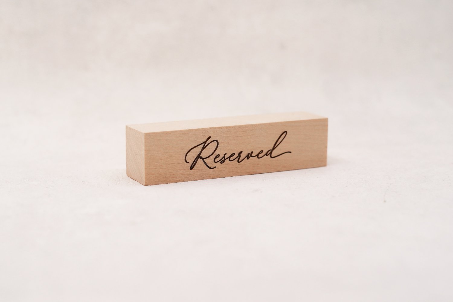 Massive reservationskilte i træ med håndskrift