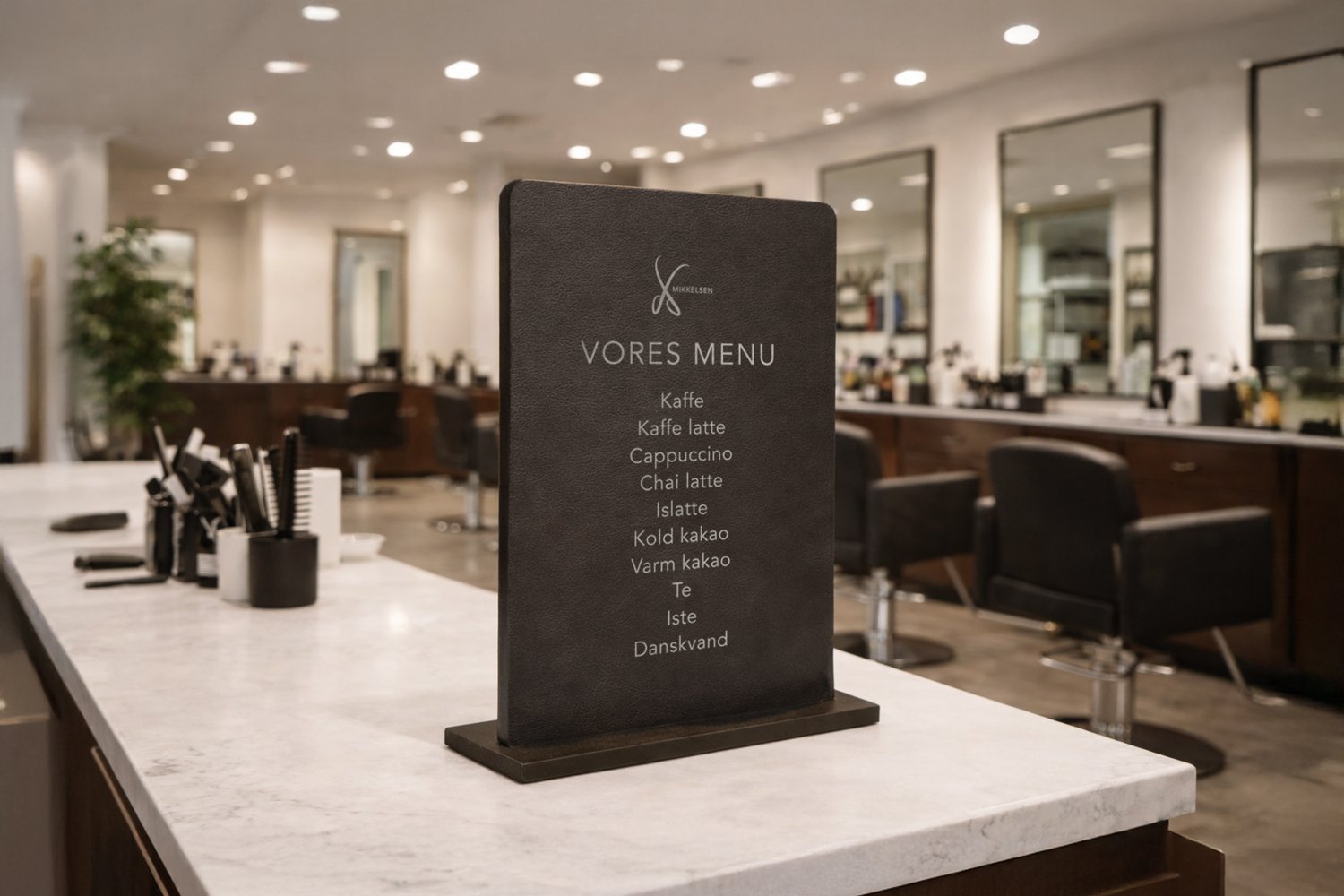 Salonskilte i læder med sølvskrift