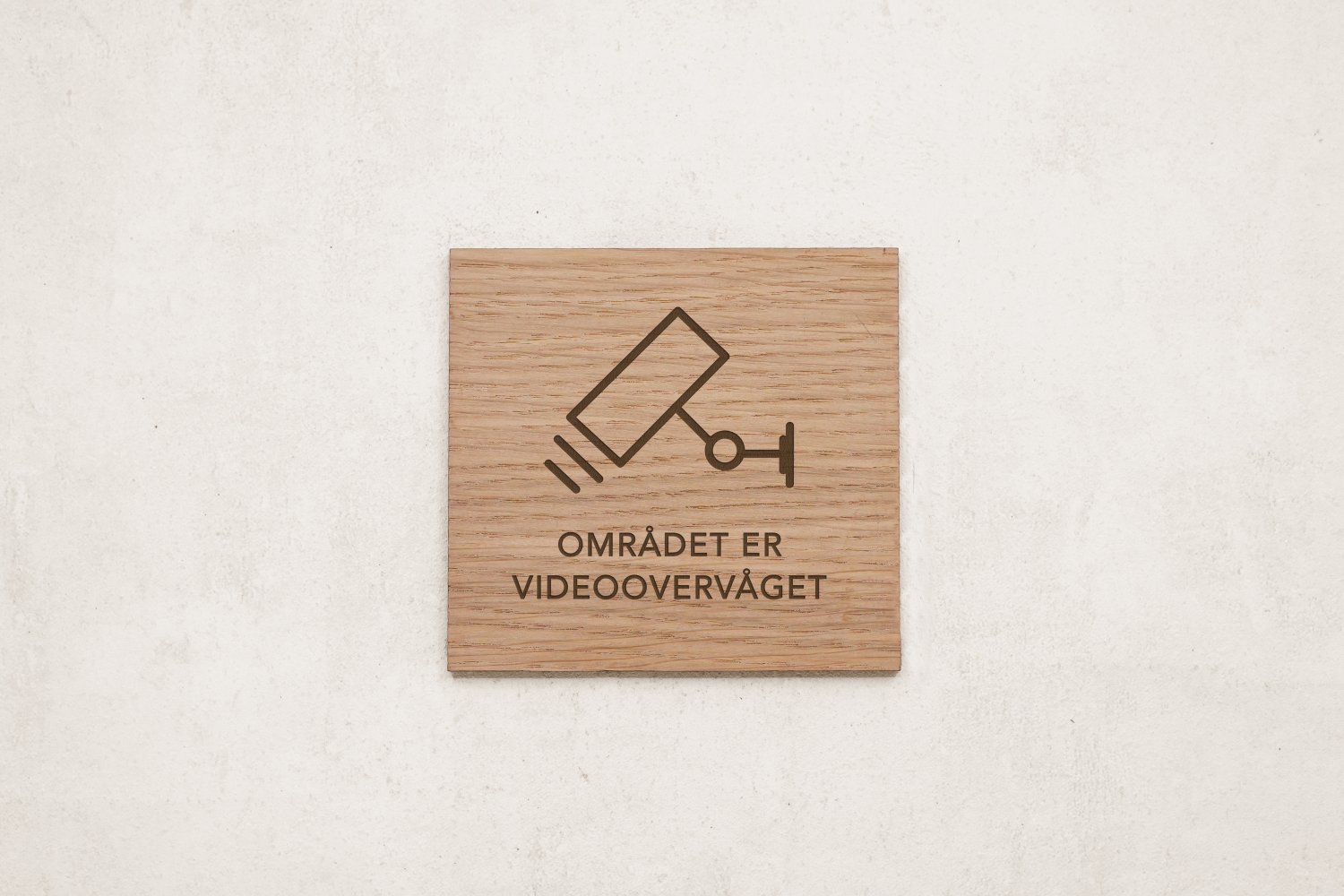 Videoovervågningsskilte i træ