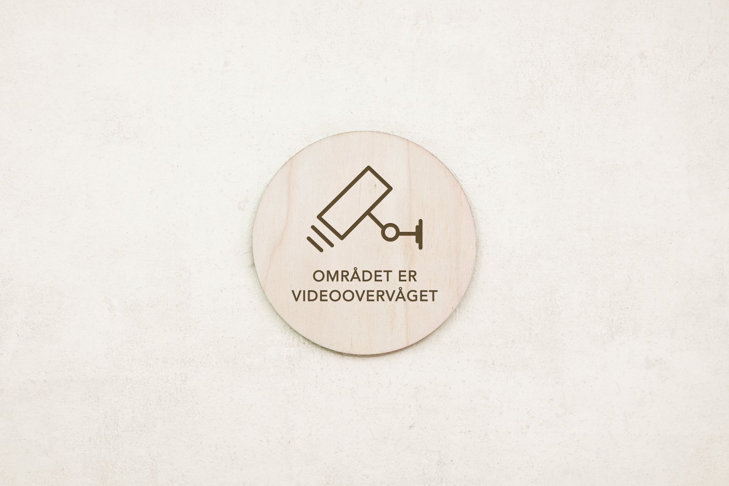 Runde videoovervågningsskilte i træ