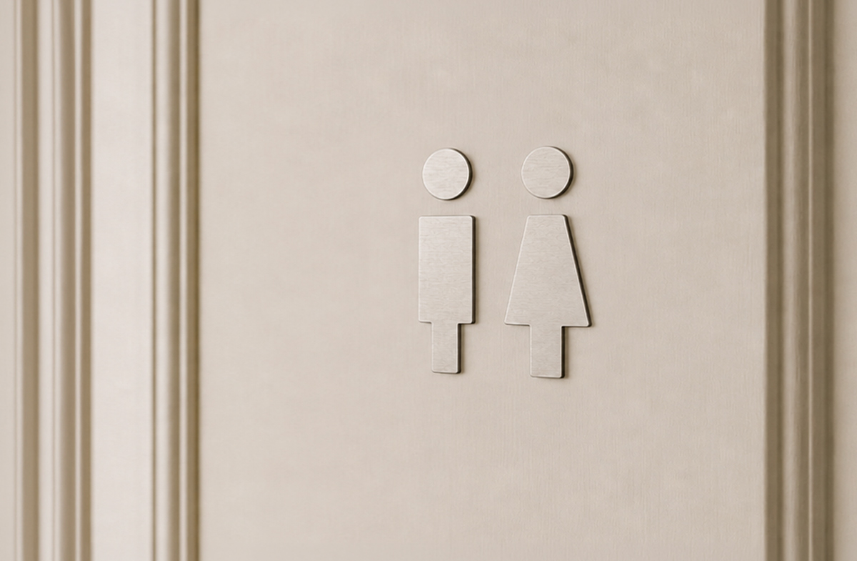 Toiletskilte med figurer i metallisk akryl