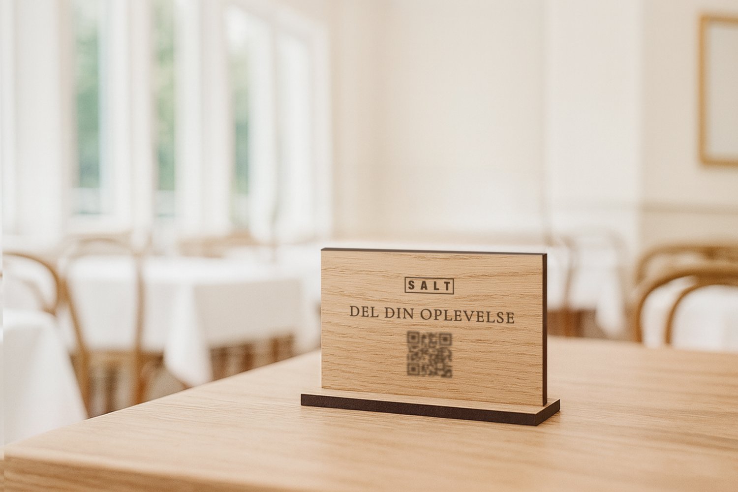 Små QR-skilte i træ til restaurant & hotel