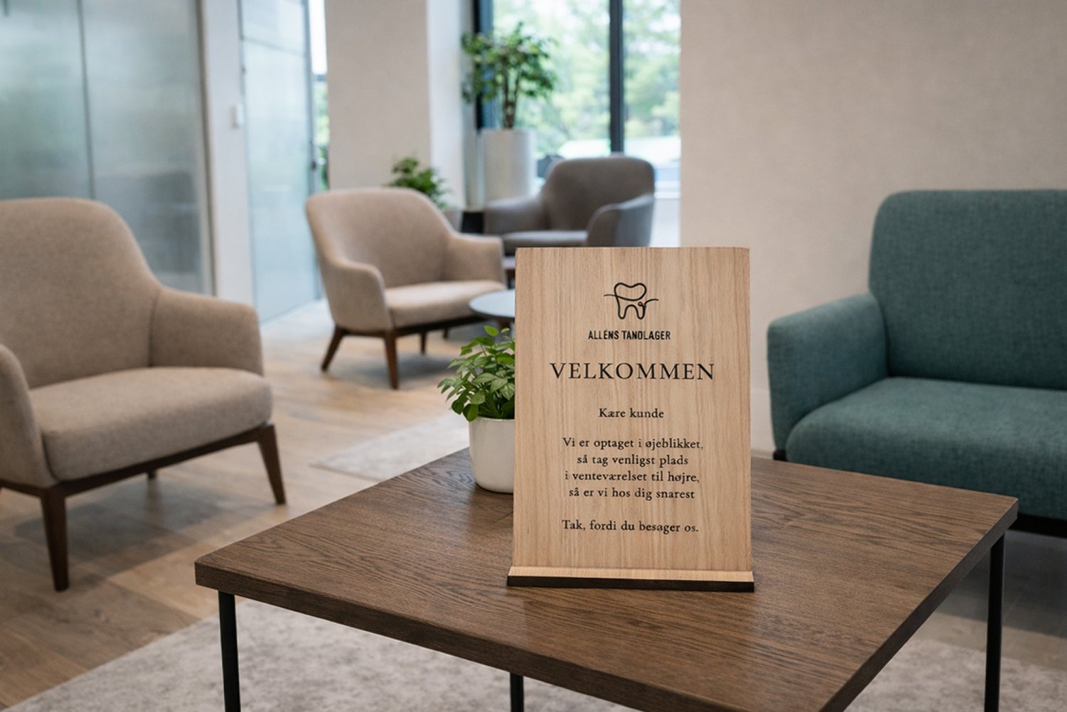 Lodret infoskilt i træ til butik