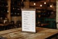 Holder til cocktailkort med nitter i træ til restaurant