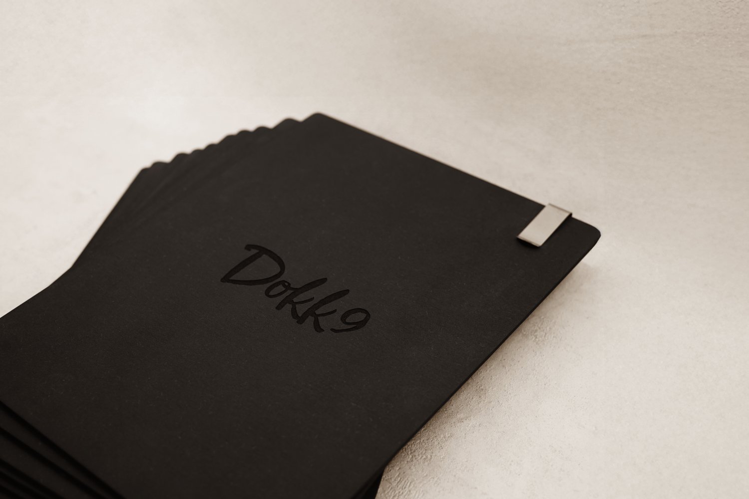 Menuholder til restaurant i træ med klips