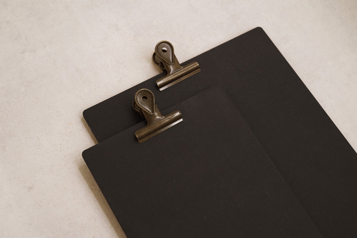 Menuholder i træ til restaurant med klemme