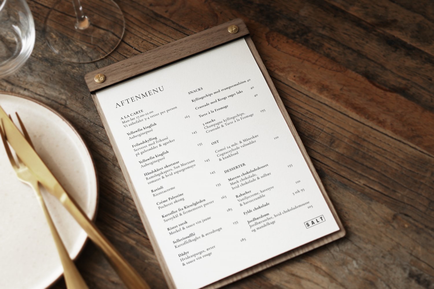 Menuholder i træ til restaurant med nitter