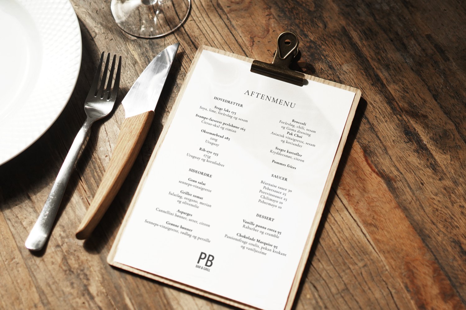 Menuholder i træ til restaurant med klemme