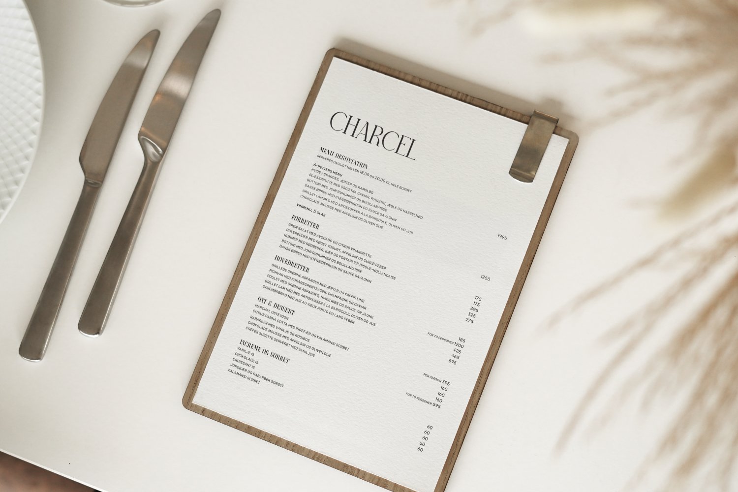 Menuholder til restaurant i træ med klips