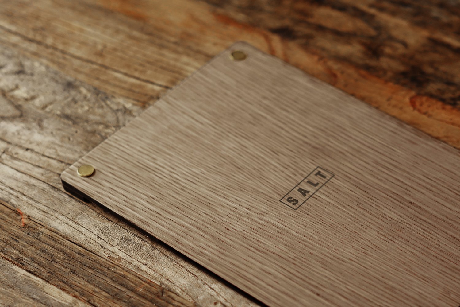 Holder til cocktailkort med nitter i træ til restaurant