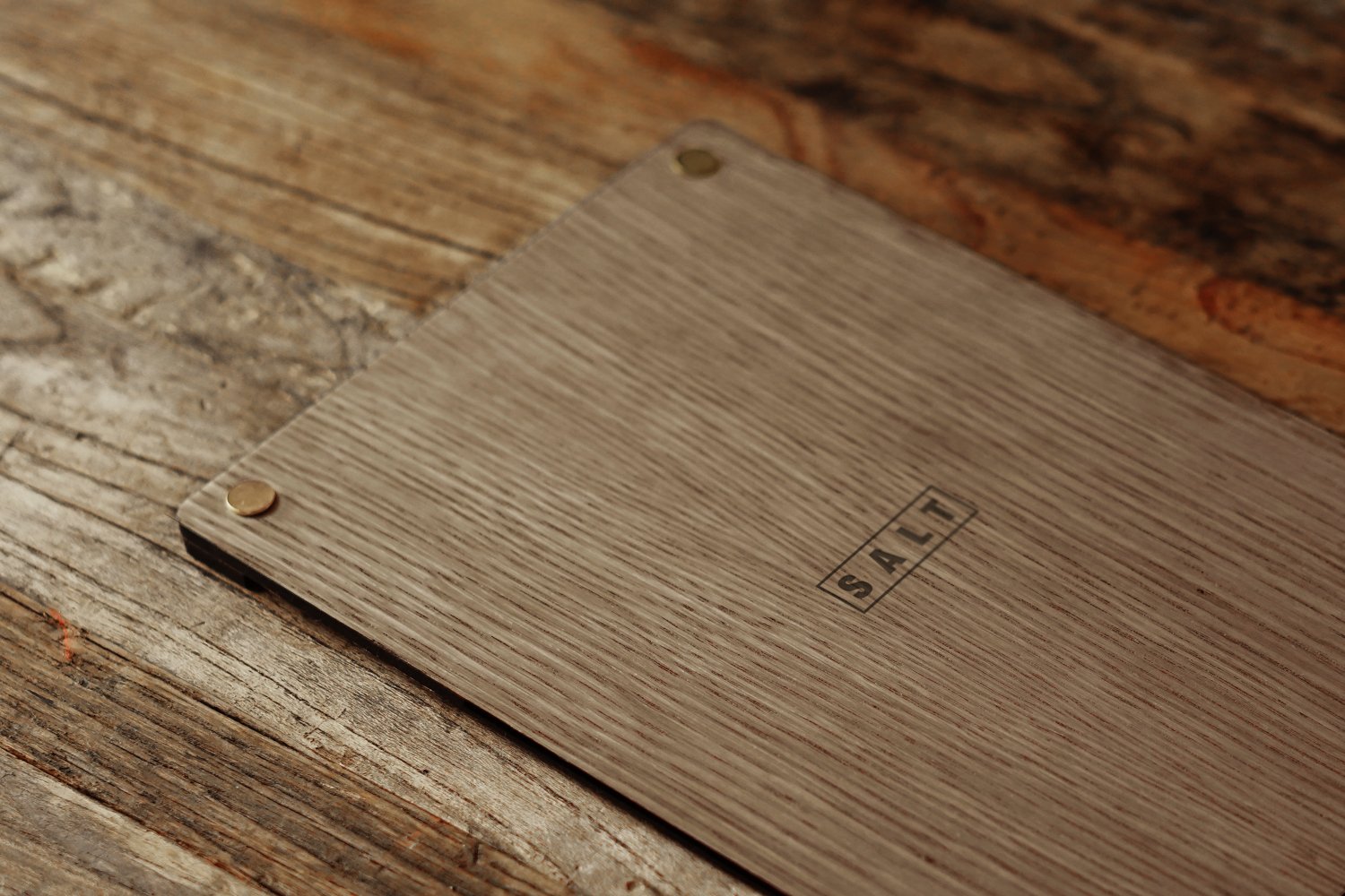 Menuholder i træ til restaurant med nitter