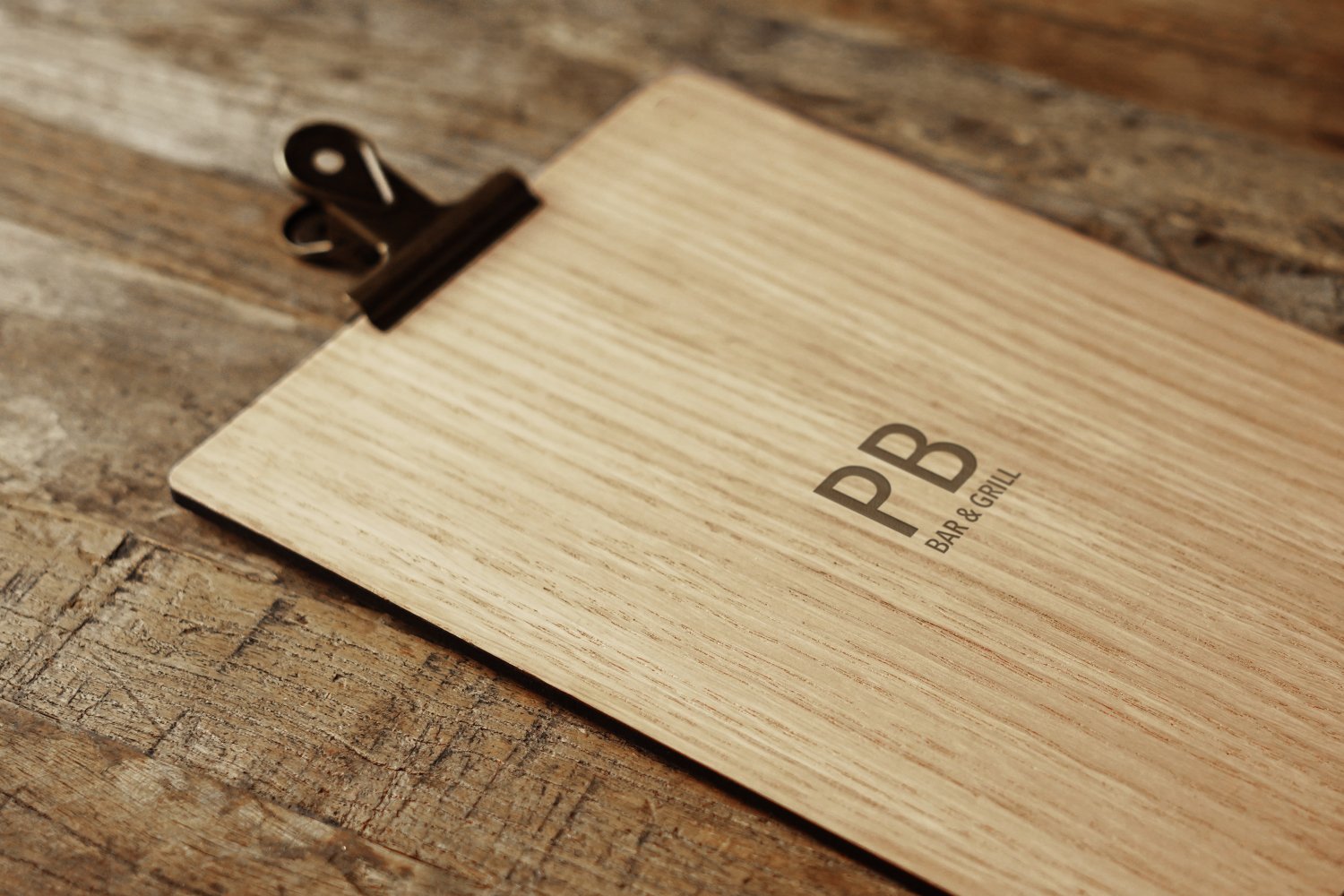 Holder til cocktailkort i træ til restaurant med klemme