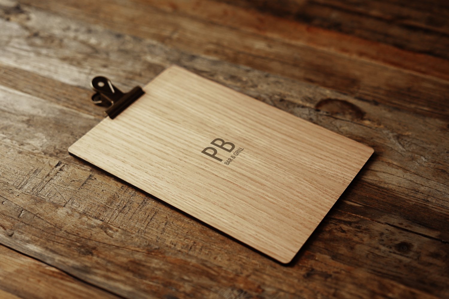 Menuholder i træ til restaurant med klemme