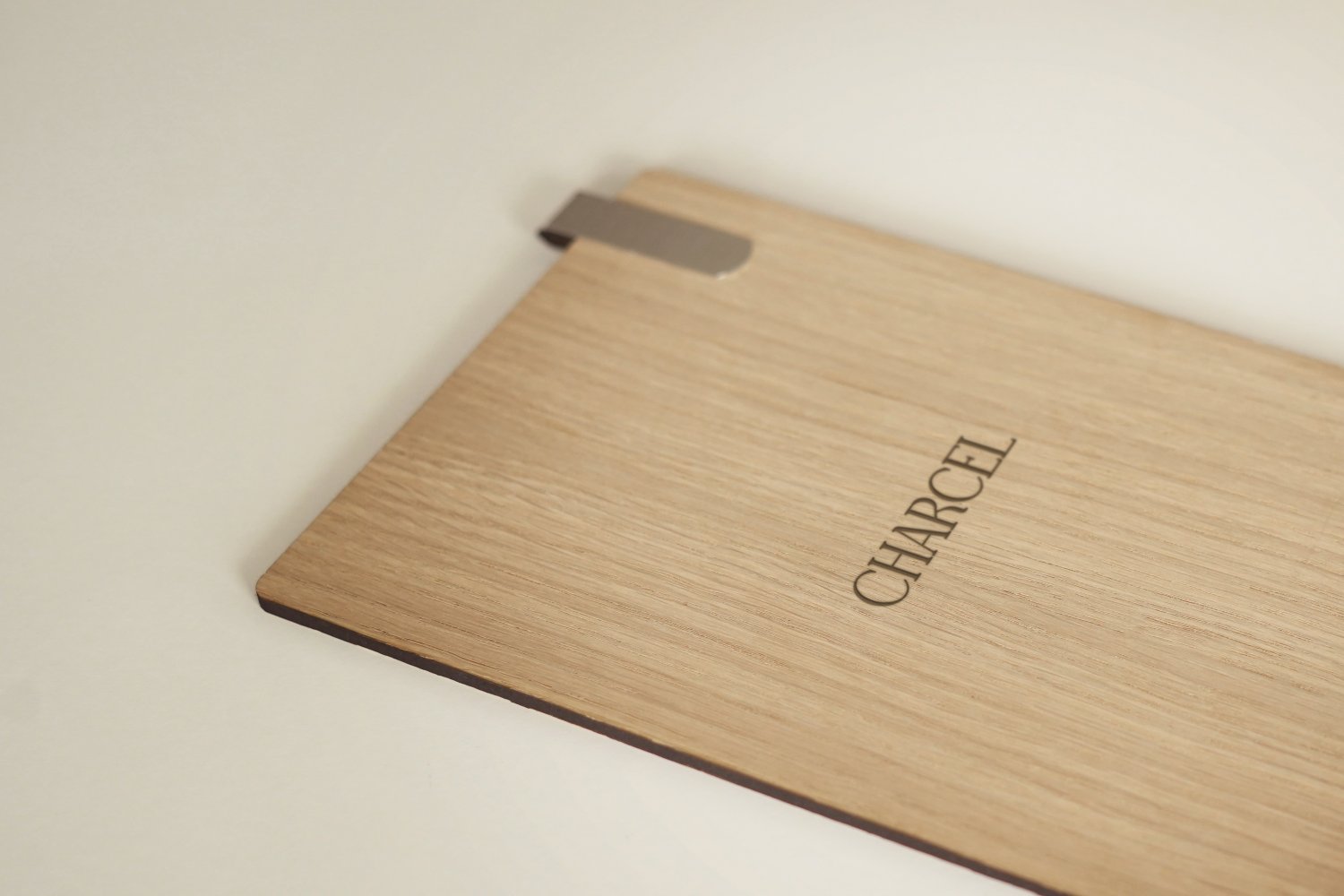 Menuholder til restaurant i træ med klips