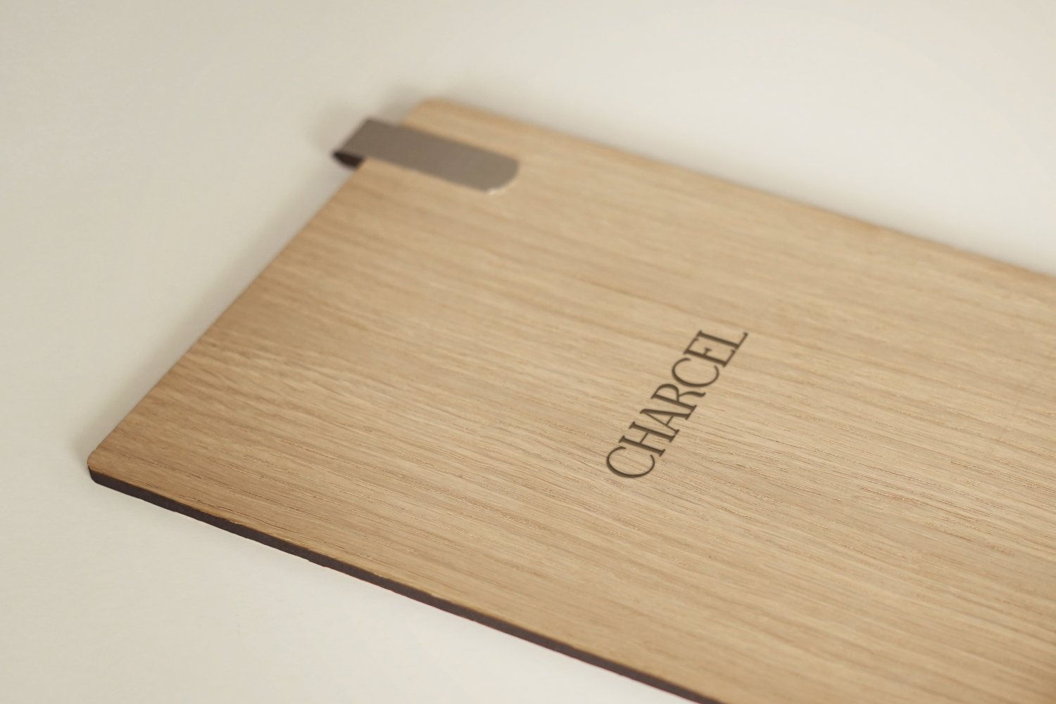 Holder til cocktailskilt i træ med klips til restaurant